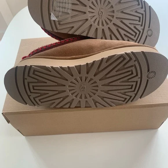UGG TAZZ NEW IN BOX SIZE 6 - Picture 11 of 12